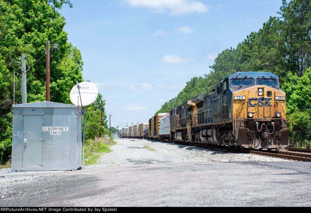 CSX 124 leads M441 (Waycross to Tampa) out of Baldwin Yard 